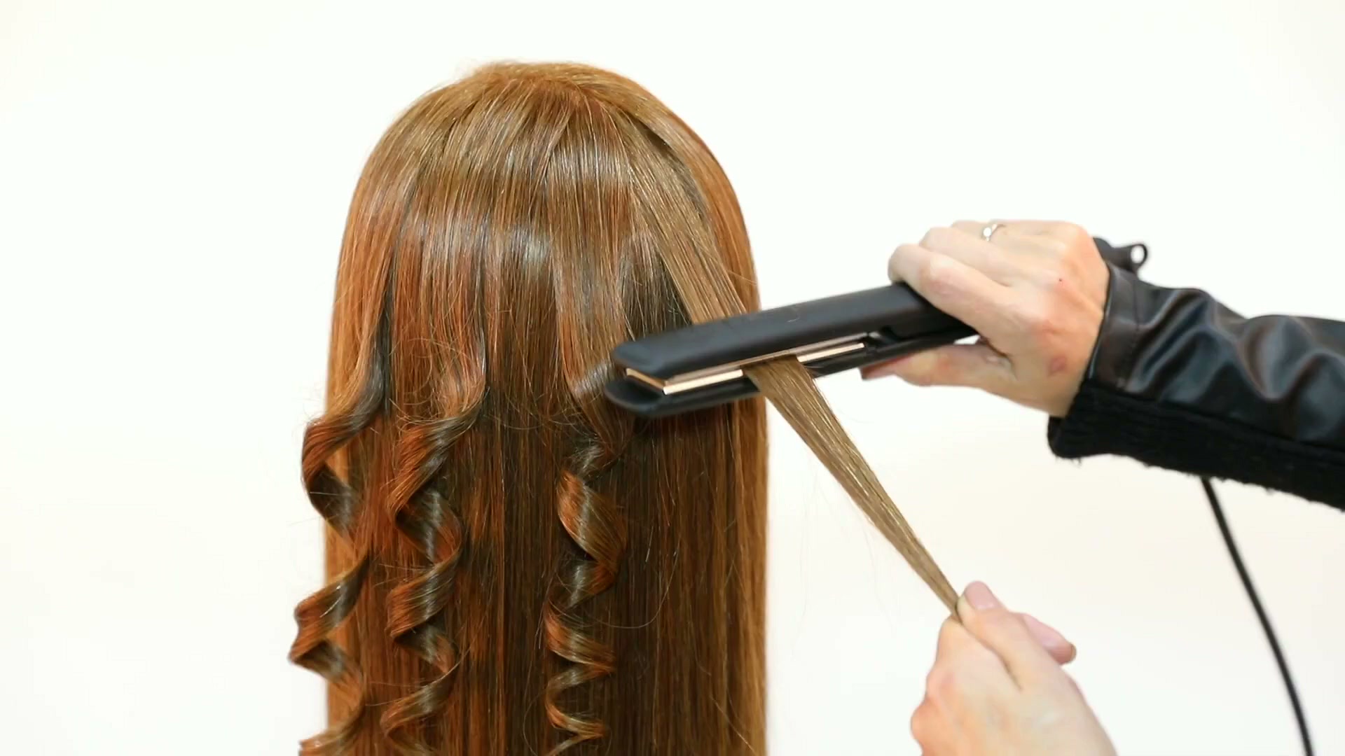 הדגמת עיצוב תלתלים עם מחליק Corioliss